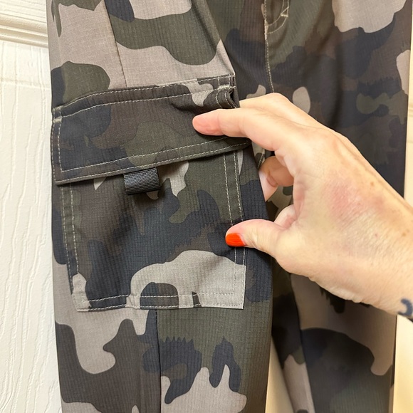 Boys size L Hurley pants, camo, elastic at ankles. Never worn. - Picture 5 of 7